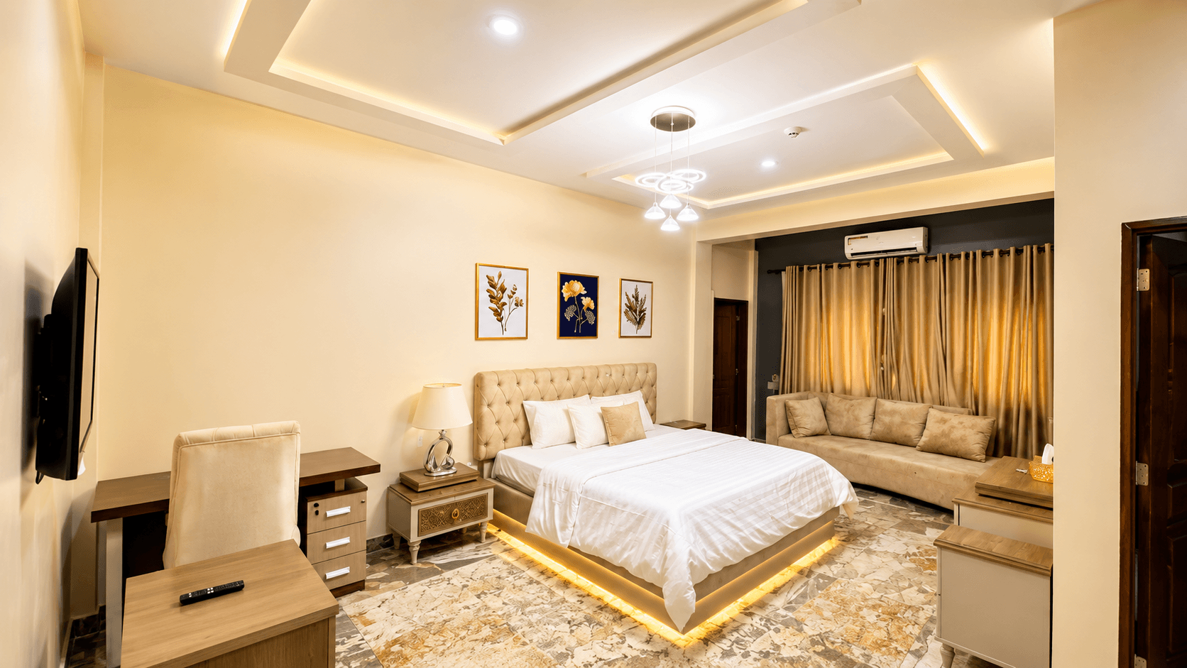 The Deluxe Room at The Meeting Point lodge